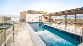 Holiday-Inn-Express-Suites-rooftop-pool