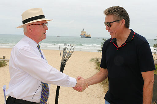 Mayor and RTI CEO handshake