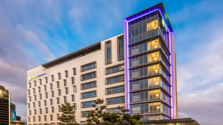 invest-sunshine-coast-horizontal-1920x1340-holiday-inn-express-hotel-and-suites-exterior-1